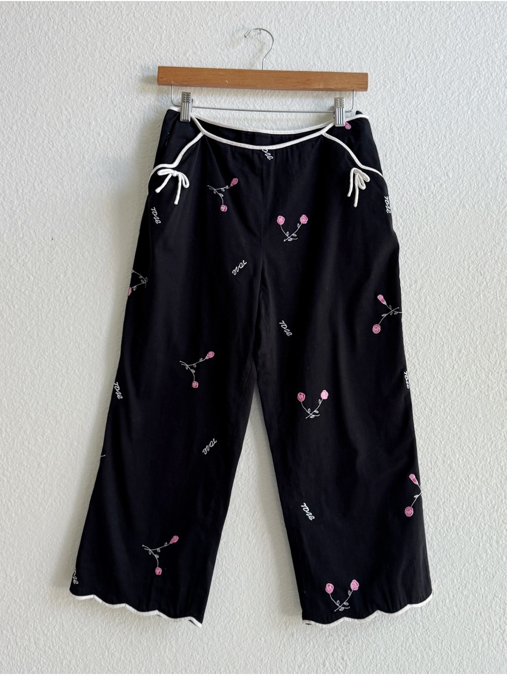 G ELEMENTS Capri Pants with Pink Rose Embroidery and Bow